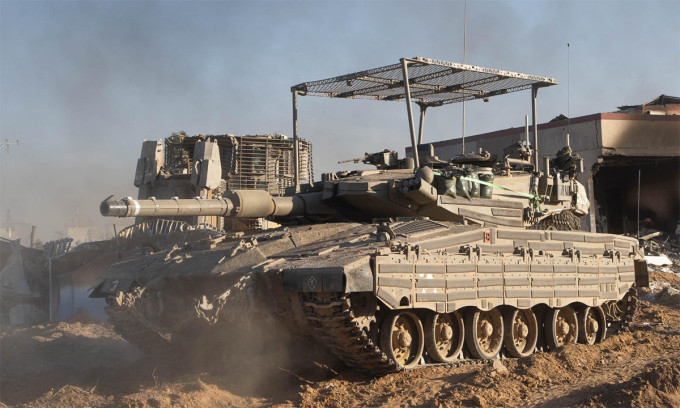 Do vậy không cần phải dùng tên lửa chống tăng Kornet, mà chỉ cần UAV mang đạn chống tăng PRG-7 cũng đủ sức phá hủy xe và thực tế đã chứng minh. Để khắc phục, khi xe tăng Merkava tiến vào Dải Gaza, Merkava cũng phải “đội mũ sắt” để chống UAV.