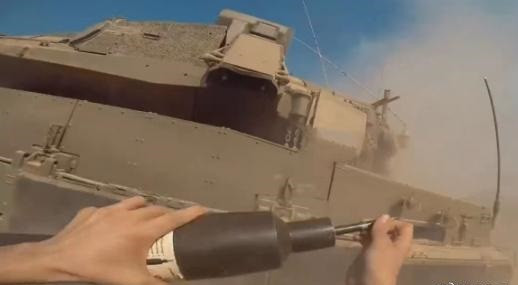 Không chỉ vậy, khi đạn xuyên giáp xuyên qua lớp giáp bảo vệ đầu tiên, cấu trúc rỗng đặc biệt ở giữa có thể làm giảm sóng xung kích một cách hiệu quả; nhất là với đạn chống tăng nổ lõm như đạn chống tăng PRG hoặc tên lửa chống tăng.