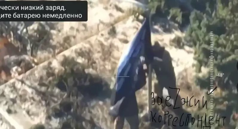 Khi vào bên trong, lính Nga leo lên tầng trên cùng và treo lá cờ ba màu của Nga qua cửa sổ. Cuộc đột phá không kết thúc ở đó. Những người lính đang quay trở lại một nơi nào đó và theo đoạn video, việc treo biểu ngữ của đơn vị họ trên một thanh tạ ở một quán bar cạnh tòa nhà.