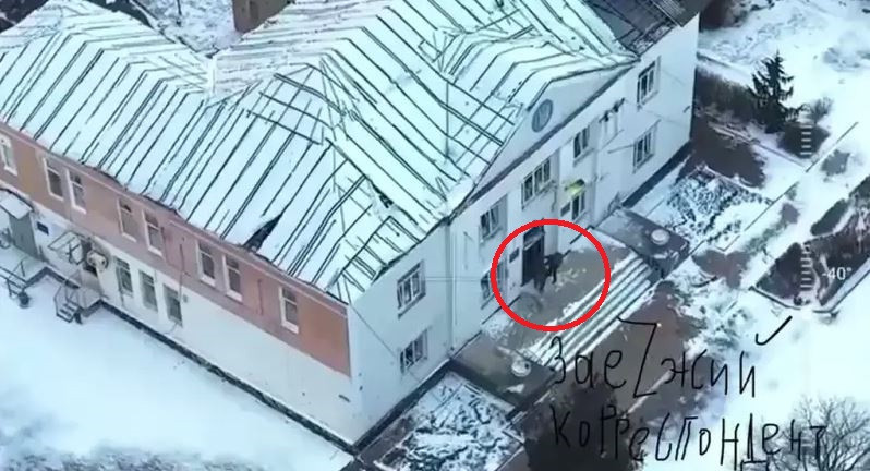 Trong video, hai người lính Nga nhanh chóng lao dọc theo các tòa nhà và đột nhập vào tòa nhà Hội đồng Thành phố thông qua một trong những cửa sổ bị vỡ. Họ không gặp phải bất kỳ sự kháng cự nào, điều đó có nghĩa là AFU không còn kiểm soát khu vực này của thành phố nữa, ít nhất nó cũng nằm trong vùng xám.