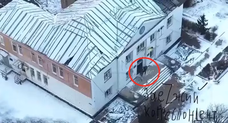 Trong video, hai người lính Nga nhanh chóng lao dọc theo các tòa nhà và đột nhập vào tòa nhà Hội đồng Thành phố thông qua một trong những cửa sổ bị vỡ. Họ không gặp phải bất kỳ sự kháng cự nào, điều đó có nghĩa là AFU không còn kiểm soát khu vực này của thành phố nữa, ít nhất nó cũng nằm trong vùng xám.