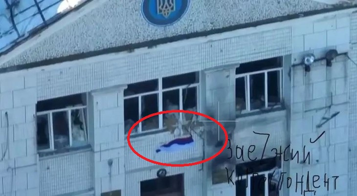 Vào ngày 14/12, một đoạn video đã được công bố trên mạng, chiếu cảnh các binh sĩ RFAF kéo cờ Nga trong tòa nhà hội đồng thành phố, nằm ở trung tâm Kurakhove. Đoạn video được quay từ một UAV, có lẽ đã tiến hành trinh sát khu vực trước cuộc đột nhập táo bạo của RFAF.