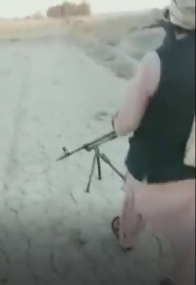 Mặc dù chính phủ Iran nhìn chung có quan hệ tốt với Taliban, nhưng đã có những căng thẳng kéo dài dọc theo biên giới, nơi có các tuyến đường buôn lậu hoạt động nhộn nhịp và hàng nghìn người tị nạn qua lại hai nước mỗi ngày.