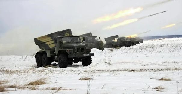 Hiện nay quân đội Nga đang hình thành vòng vây bán nguyệt, cắt đứt đường rút lui về phía tây và chặn khả năng phản công của quân Ukraine. Ở vùng lân cận Bakhmut, các trận chiến khốc liệt đang diễn ra với việc sử dụng pháo binh. Khoảng một nghìn viên đạn của Nga hằng ngày bắn xuống ngoại ô Bakhmut.