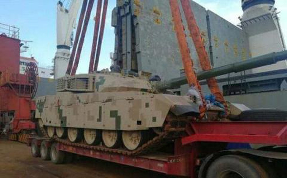 Vào năm 2018, truyền thông Trung Quốc vừa đăng tải hình ảnh gây bất ngờ khi một chiếc tăng VT-4 được cho là bị Pakistan trả lại nhà sản xuất; việc này làm dư luận Pakistan lo lắng về chất lượng thực sự của các loại siêu vũ khí mà nước này nhập từ Trung Quốc.