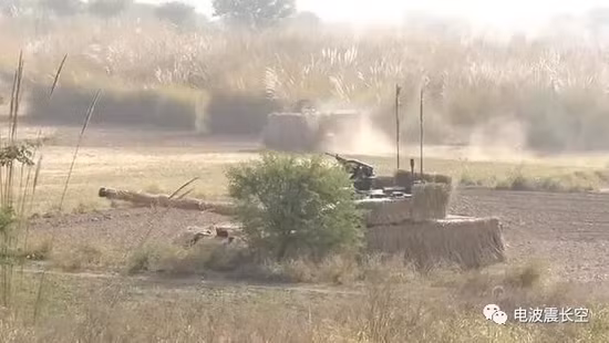 Đánh giá từ các bức ảnh được công bố, các binh sĩ thiết giáp của Sư đoàn Thiết giáp 6 Quân đoàn 1 của Pakistan đã tiến hành ngụy trang VT-4 bằng lớp vải chống trinh sát hồng ngoại; có thể gây nhiễu mục tiêu của đối phương.