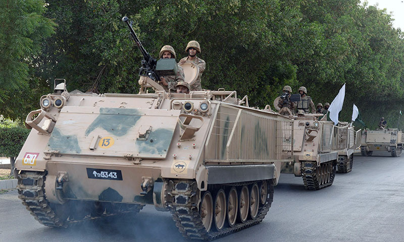 Trên thực tế, quân đội Pakistan hiện không được trang bị xe chiến đấu bộ binh mà chỉ có xe thiết giáp chở quân M113 kiểu cũ, được Mỹ phát triển từ đầu thập niên 1960, có hỏa lực rất yếu; đây là một bất lợi so với quân đội Ấn Độ.