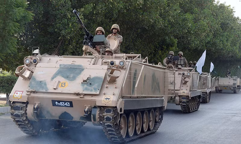 Trên thực tế, quân đội Pakistan hiện không được trang bị xe chiến đấu bộ binh mà chỉ có xe thiết giáp chở quân M113 kiểu cũ, được Mỹ phát triển từ đầu thập niên 1960, có hỏa lực rất yếu; đây là một bất lợi so với quân đội Ấn Độ.