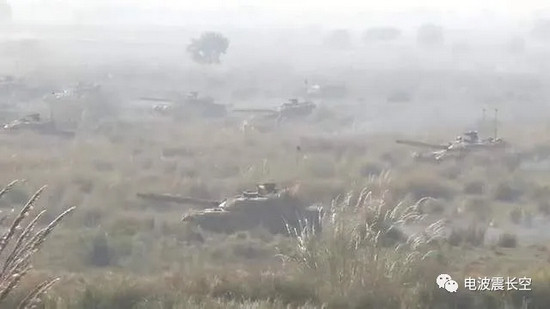 Vào ngày 17/11 vừa qua, Quân đội Pakistan đã công bố một đoạn video xác nhận rằng xe tăng chiến đấu chủ lực VT-4 của Quân đội Pakistan (nhập từ Trung Quốc), đã tham gia cuộc tập trận quy mô lớn cấp quân đoàn do Quân đoàn 1 của Quân đội Pakistan tổ chức lần đầu tiên.