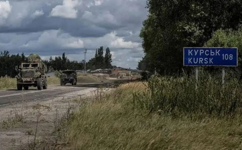 Do tổn thất trong chiến đấu trước đây của Quân đội Ukraine ở hướng mặt trận Kursk quá cao, nên giờ đây họ đã bổ sung nguồn cung cấp hàng trăm xe bọc thép hạng nhẹ bánh lốp; với hy vọng số xe bọc thép bánh lốp này, sẽ có khả năng cơ động cao hơn.