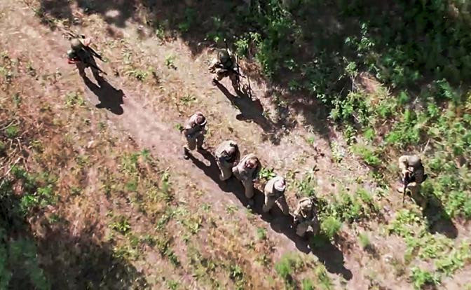 Phóng viên tờ Sao Đỏ cũng cho biết, một đơn vị chiến đấu gồm 24 người, thuộc Lữ đoàn bộ binh cơ giới số 22 của Quân đội Ukraine, đã đầu hàng tập thể gần làng Komarovka ở tỉnh Kursk. Một UAV trinh sát của Nga đã ghi lại toàn bộ quá trình đầu hàng.