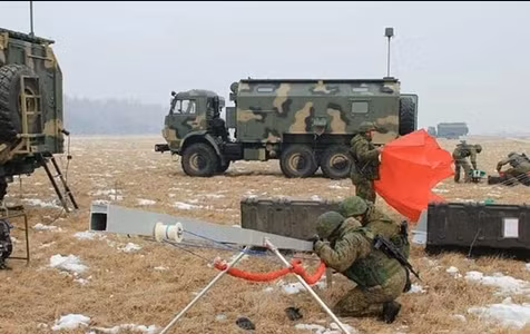 Trước đó ở Tafrida, UAV tác chiến điện tử Leer-3 của Nga, đã làm nhiễu liên lạc di động và liên lạc quân sự của Ukraine, điều này dẫn đến các chỉ huy Lực lượng vũ trang Ukraine tại địa phương, không thể liên lạc với cấp trên.