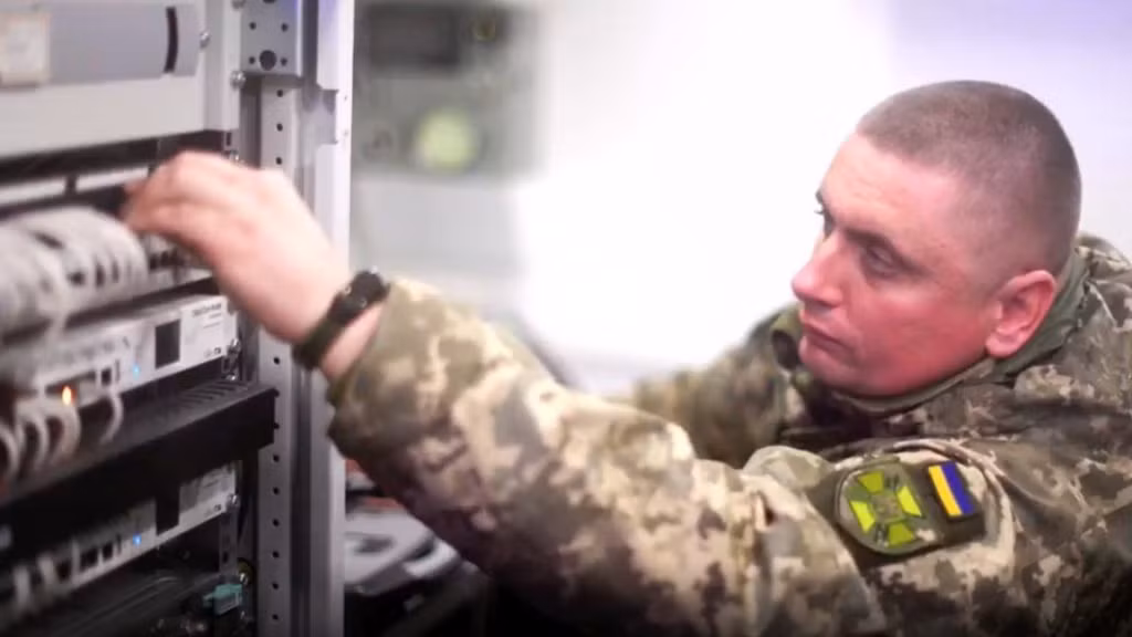 Tuy nhiên một số người đang thắc mắc, tại sao tác chiến điện tử của Nga không gây nhiễu tín hiệu Internet Starlink tại nhà máy thép Azovstal? Tuy nhiên, câu trả lời của các chuyên gia là chính Nga đã lợi dụng Internet Starlink, để tiến hành do thám lực lượng phòng thủ tại Azovstal.