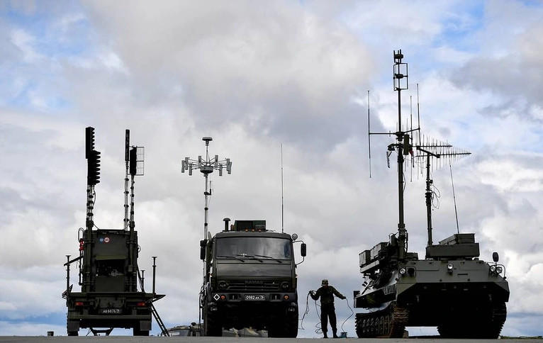 Việc "Ghost of Kyiv (Bóng ma kiev)" Oksanchenko, một phi công huyền thoại của Ukraine, bị bắn rơi vào cuối tháng 2, cũng có liên quan đến việc bị Quân đội Nga gây nhiễu điện tử.