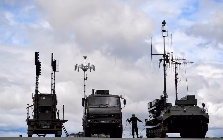 Việc "Ghost of Kyiv (Bóng ma kiev)" Oksanchenko, một phi công huyền thoại của Ukraine, bị bắn rơi vào cuối tháng 2, cũng có liên quan đến việc bị Quân đội Nga gây nhiễu điện tử.