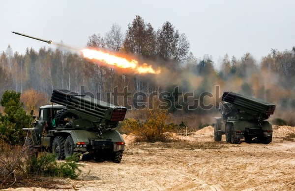 Các cuộc tấn công của Quân đội Ukraine được thực hiện không chỉ bằng súng cối, mà còn bằng các loại pháo cỡ lớn; và theo một số nguồn tin, Quân đội Ukraine còn sử dụng pháo phản lực phóng loạt BM-21 cỡ nòng 122 mm.