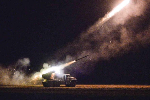 Ở phía bên kia, Quân đội Ukraine cũng phản kích dữ dội; theo thông tin mới nhất, lực lượng vũ trang Ukraine đã tiến hành các cuộc tấn công bằng pháo hạng nặng vào lãnh thổ Donbass do Cộng hòa Nhân dân Lugansk và Donetsk kiểm suốt đêm qua.