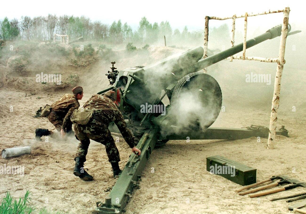 Quân đội Ukraine chỉ tiến hành pháo kích trả đũa, chứ không tiến hành phản công vì họ nhận ra rằng, điều này có thể dẫn đến tổn thất quy mô lớn về lực lượng. Về cơ bản, toàn bộ phần phía tây của DPR và phần phía bắc của LPR đều phải hứng chịu các cuộc tấn công của Ukraine.