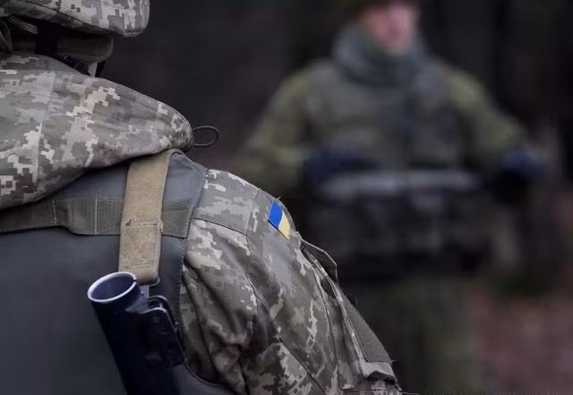 Quân đội Ukraine đã nhận thức rõ thực tế tiến thoái lưỡng nan này, nên đã đưa ra quyết định giải cứu Tiểu đoàn xung kích Azov ở mỏ muối Số 7. Bộ Tư lệnh miền Đông Ukraine có kế hoạch sử dụng các đơn vị thuộc Lữ đoàn cơ động đường không 46 và 77 của Quân đội Ukraine để phản công và hỗ trợ nhóm tác chiến còn lại ở Soledar đột phá.