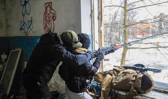 Chỉ huy Wagner ở phía trước thừa nhận rằng, một cuộc tấn công vào mỏ muối Số 7 sẽ khó khăn, vì các cơ sở ngầm và cấu trúc bề mặt vững chắc nói trên. Không rõ có bao nhiêu chiến binh của tiểu đoàn Azov và lính đánh thuê nước ngoài ở mỏ Số 7?