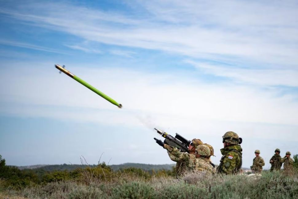 Do quân đội Nga và Ukraine đều có mạng lưới phòng không dã chiến rất mạnh, nên dù là máy bay tấn công Su-25 hay trực thăng vũ trang Ka-52, họ hiếm khi sử dụng bom thả rơi tự do, mà sử dụng tên lửa làm vũ khí chính, nhằm hạn chế tối đa thiệt hại do tên lửa phòng không dã chiến gây ra. 