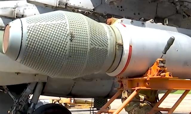 Đầu đạn của tên lửa S-25 chủ yếu được chia thành hai loại, một là loại nổ phá S-25O, dùng để phá hủy công sự hay các tòa nhà của đối phương và loại S-25F dùng để tiêu diệt sinh lực bộ binh ẩn, lộ của địch bằng các mảnh đạn và sóng xung kích. Sau này một số mẫu đầu đạn cải tiến đã được phát triển.