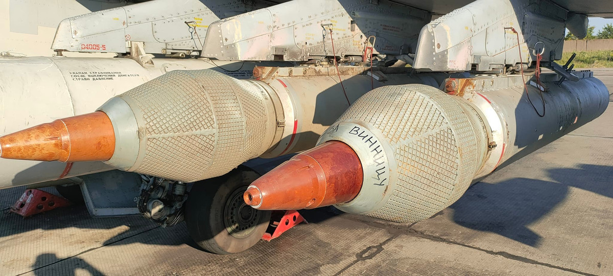 Tên lửa không điều khiển S-25 nặng khoảng 480 kg; trong đó trọng lượng của các mẫu đầu đạn khác nhau dao động từ 150 kg đến 190 kg. Tầm bắn hiệu quả tối đa của mẫu không dẫn đường là 4 km và tầm bắn tối đa của mẫu có dẫn đường là 11 km.