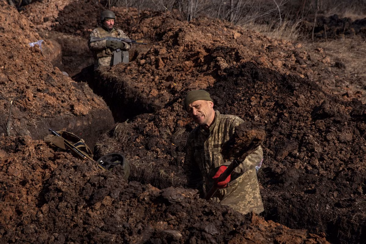 Quân đội Ukraine đã phải rút khỏi một số vị trí ở ngoại ô và trung tâm thành phố, bao gồm cả các chiến hào được đào ngay trên đường phố (Ukraine đã nhiều lần công bố những chiến hào này trong các thông tin của họ vài tháng trước). Những chiến hào này đã bị pháo binh Nga cày xới theo đúng nghĩa đen.