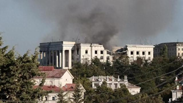 Cùng ngày, Ukraine phóng tên lửa hành trình (chưa rõ chủng loại) tấn công trụ sở hải quân Hạm đội Biển Đen của Nga tại quân cảng Sevastopol trên Bán đảo Crimea; đồng thời tiến hành cuộc tấn công mạng quy mô lớn, làm gián đoạn các dịch vụ Internet trên bán đảo.