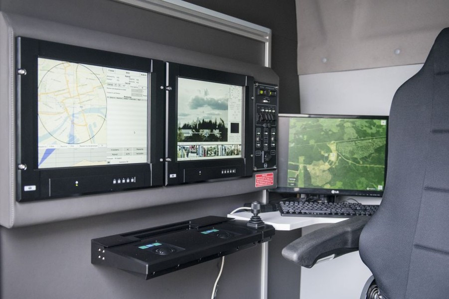 Zashtita được thiết kế để phát hiện nhiều loại UAV, ưu điểm của Zashtita là không bị radar của đối phương phát hiện và không bị gây nhiễu sóng vô tuyến. Zashtita có khả năng phát hiện và ngăn chặn UAV suốt ngày đêm, trong phạm vi từ 2 đến 4 km. 