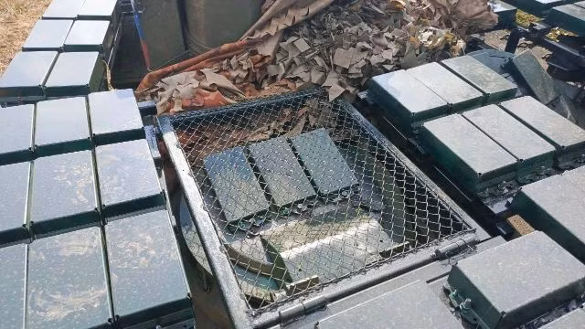 Theo Bulgarian Military.com, vào đầu tháng 12/2023, xe tăng T-90M Proryv và T-72B3M của Nga được trang bị các lớp bảo vệ thụ động dày bất thường và đã phát hiện thấy chúng ở chiến trường Ukraine, đó là những cục “gạch”.