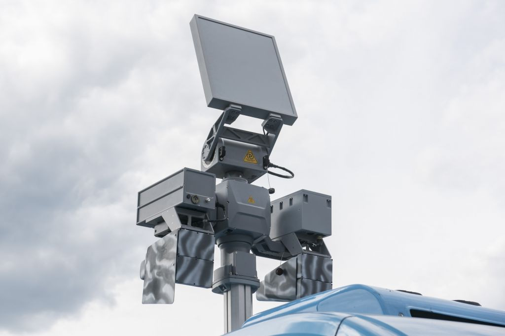 Tổ hợp Sapsan-Bekas có tính năng giám sát trên không 24 giờ và bao gồm ba hệ thống con gồm: Hệ thống phát hiện vô tuyến, tìm hướng; radar chủ động, theo dõi video và quang-điện tử với kênh hình ảnh nhiệt và một hệ thống con để triệt tiêu sóng vô tuyến. Nó hoạt động ở dải tần rộng từ 400 MHz đến 6 GHz.