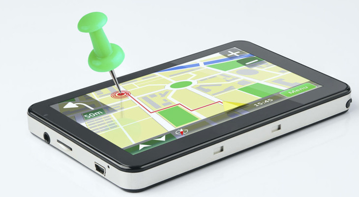 Các vệ tinh của hệ thống định vị toàn cầu, bay vòng quanh Trái Đất hai lần trong một ngày theo một quỹ đạo rất chính xác và phát tín hiệu thông tin xuống Trái Đất. Các máy thu nhận thông tin này và bằng phép tính lượng giác, tính ra chính xác vị trí của người dùng.