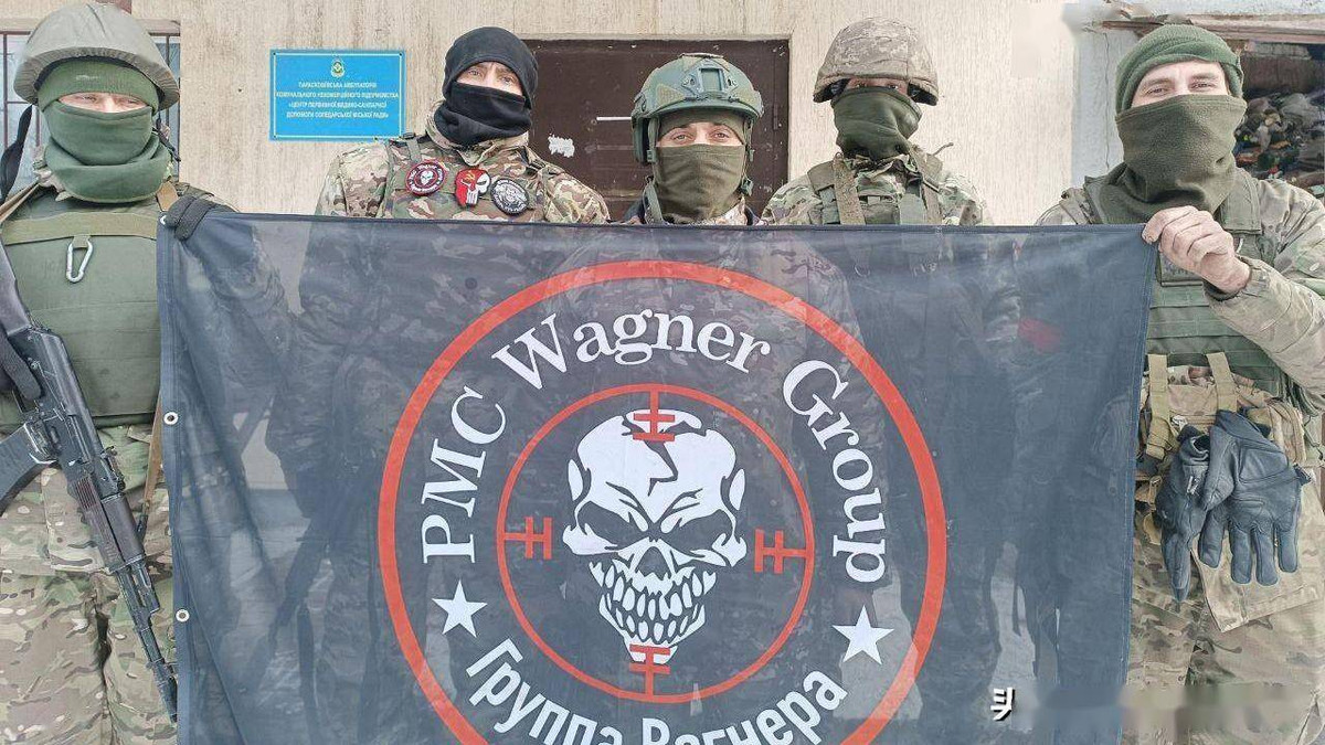 Thứ hai, ông chủ của Wagner PMC đã nhiều lần phàn nàn với Quân đội Nga về vấn đề tiền lương; đồng thời ông ta cũng tuyên bố với công chúng rằng, lương của lính đánh thuê của Wagner không được trả xứng đáng.