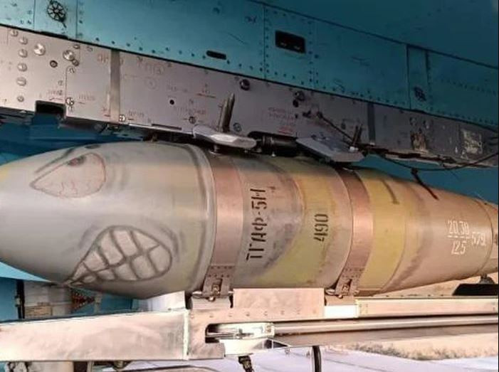 Trước sự đe dọa của vũ khí phòng không tầm thấp của Ukraine, kể từ tháng 3 năm nay, Không quân Nga đã bắt đầu sử dụng bom lượn có điều khiển. Đây thực chất là loại bom thường, được lắp thêm cánh lượn để bay xa hơn và mô-đun hiệu chỉnh, giúp bom bay chính xác đến mục tiêu. 