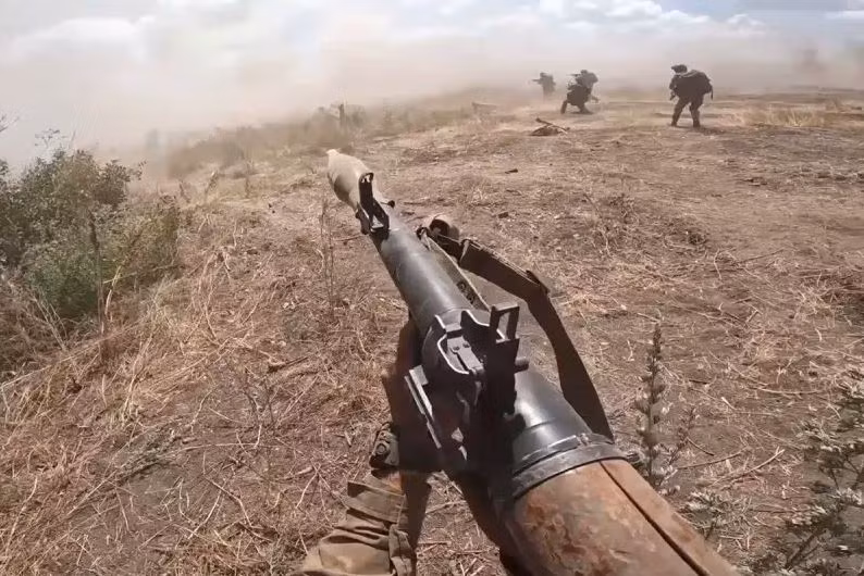 Ngay khi quân tiếp viện Ukraine đang liều lĩnh tiến về phía bắc để vượt qua vòng vây của Quân đội Nga, tàn quân Ukraine tại khu vực Kursk bị chiếm đóng, cũng bắt đầu tổ chức đột phá khỏi vòng vây.