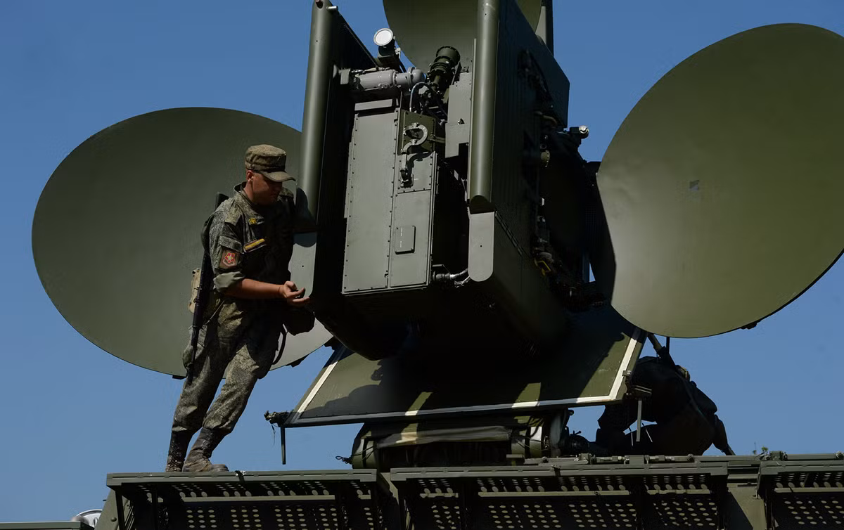 Thiết bị gây nhiễu EW của Nga cũng có thể chặn liên lạc vô tuyến thông thường và hệ thống Krasuha còn được cho là có thể chặn máy bay không người lái, nhận tín hiệu GPS cũng như tín hiệu điều khiển từ đài chỉ huy.