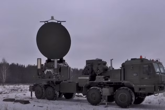 Theo phân tích của giới chuyên gia, rất có khả năng Quân đội Nga đã sử dụng tổ hợp EW của “gia đình Krasukha”, để ngăn chặn kết nối thành công giữa UAV và tổ hợp điều khiển UAV. Điều này được chứng minh bằng tín hiệu phát sóng báo hiệu mất liên lạc 7600.