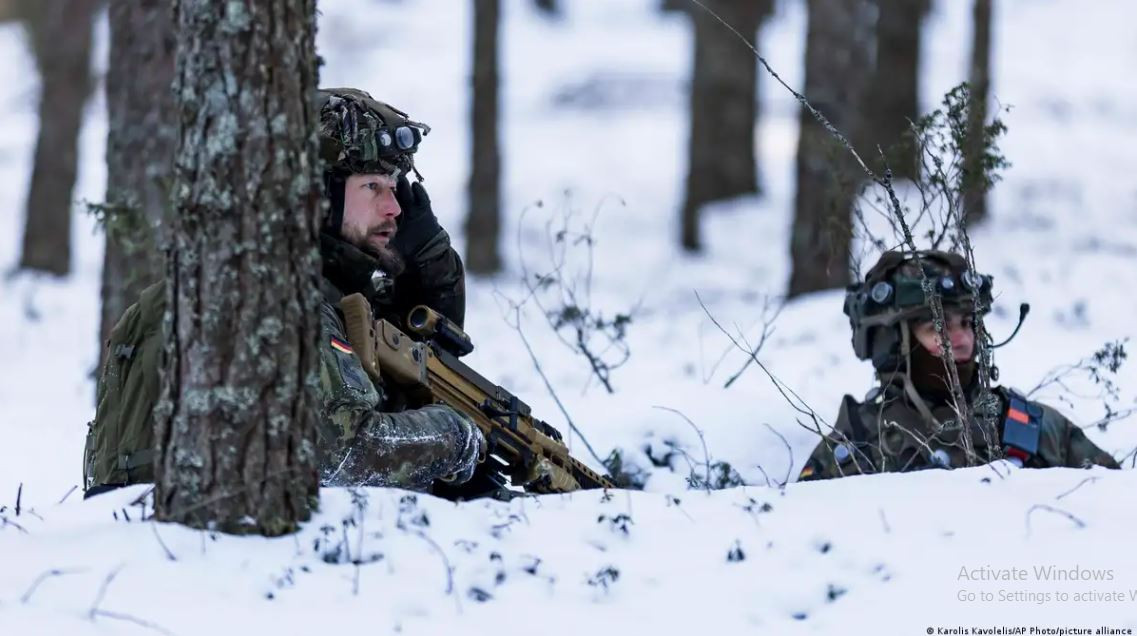 Hiện các trận đánh ở các hướng tiếp cận phía bắc thành phố và sườn tây bắc không hề giảm bớt; nhưng cho đến nay không có sự thay đổi đáng kể nào về vị trí được ghi nhận ở đây. Việc này cũng góp phần cầm chân quân Ukraine, không cho tiếp viện vào trong thành phố.
