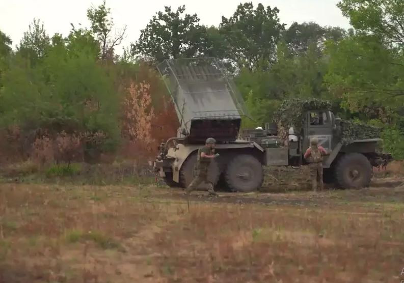 Trong khi đó quân Ukraine sẽ không còn quân tiếp viện nữa, và lối thoát duy nhất là con đường đất về phía tây bắc, nơi được bao phủ bởi rừng cây. Tuy nhiên, UAV của Nga được trang bị thiết bị quan sát ảnh nhiệt đang giám sát khu vực này 24/24 và pháo binh Nga vẫn tiếp tục bắn phá. Quân đội Nga muốn “làm bánh bao” Ugledar và đánh một trận hủy diệt. 