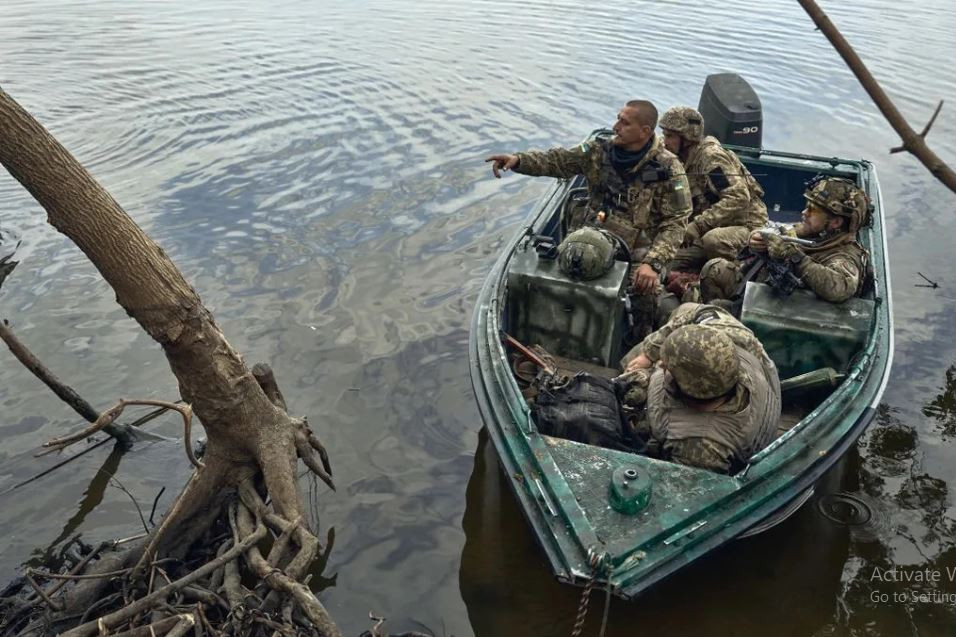 Trong thời kỳ này, để vượt sông nhanh nhất có thể, Quân đội Ukraine đã có ý tưởng sử dụng cầu phao để vượt sông. Tuy nhiên, hỏa lực tấn công của pháo binh và máy bay ném bom của Quân đội Nga, thì ý tưởng cầu phao vượt sông của Ukraine không bao giờ trở thành hiện thực.