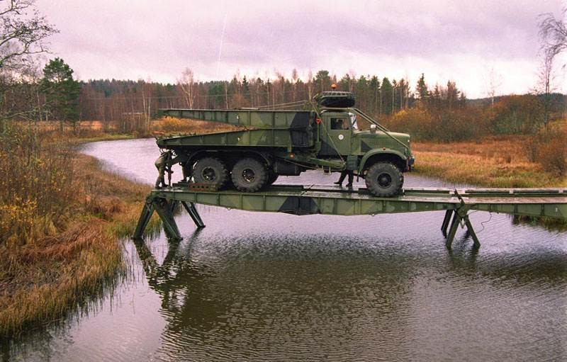 Trong các đoạn video được người dân quay, người xem có thể thấy việc vận chuyển số khí tài đến khu vực doanh trại dã chiến của Quân đội Nga gần khu vực Klintsy, gồm nhiều xe công binh bắc cầu cơ giới TMM-3, máy xúc hạng nặng EOV-4421.