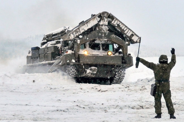 Sau khi xuất hiện thông tin về việc Quân đội Nga chuyển nhiều loại thiết bị quân sự đến khu vực doanh trại dã chiến ở gần Klintsy, thuộc khu vực biên giới Nga, Belarus và Ukraine, người ta mới biết rằng, có nhiều các thiết bị rất “bất thường” đã được vận chuyển đến đây.