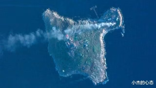 Bởi vì từ cuối tháng 4 đến đầu tháng 5, Quân đội Ukraine đã tấn công hệ thống phòng không của Nga trên Đảo Rắn và các tàu nhỏ xung quanh. Sau đó Ukraine đã sử dụng máy bay chiến đấu cánh cố định tấn công đảo mà ít có sự phản ứng của Nga; do vậy Kiev tính toán việc chiếm đảo là khả thi.