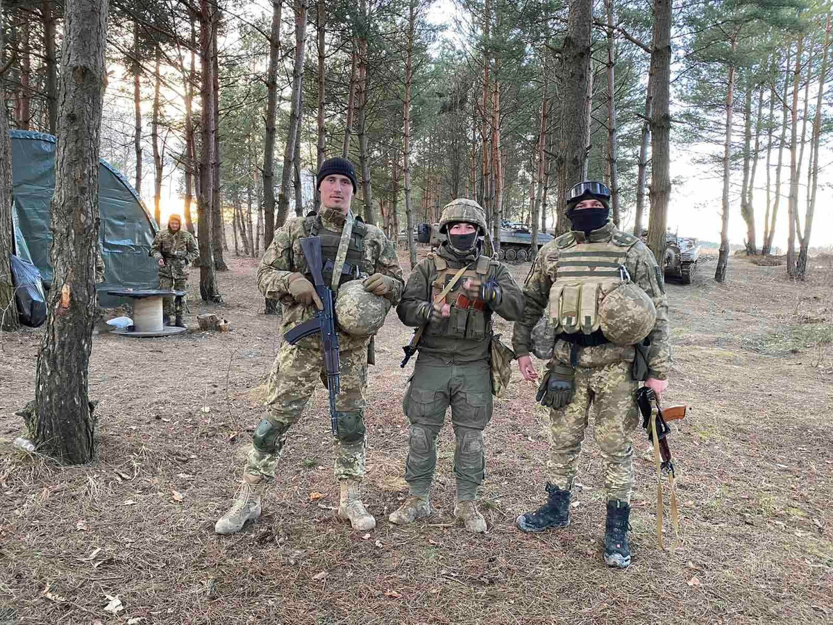 Lực lượng dự bị của quân Nga và Ukraine ập đến “như thủy triều”, nhưng chỉ huy hai bên vẫn cảnh giác, thận trọng cao độ, không dám mạo hiểm phát động tấn công tổng lực, vì sợ rơi vào bẫy của đối phương. Sự bế tắc này khiến bầu trời Kursk tràn ngập bầu không khí căng thẳng.