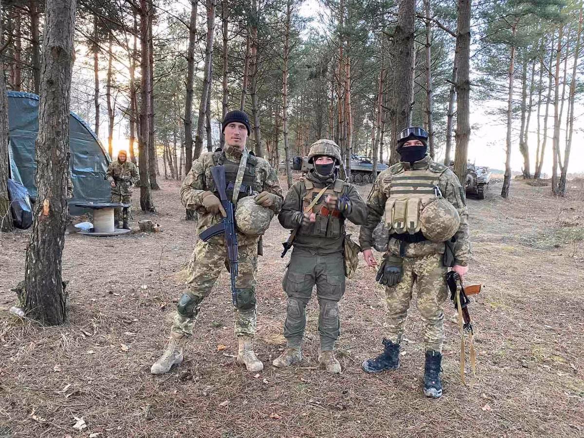 Lực lượng dự bị của quân Nga và Ukraine ập đến “như thủy triều”, nhưng chỉ huy hai bên vẫn cảnh giác, thận trọng cao độ, không dám mạo hiểm phát động tấn công tổng lực, vì sợ rơi vào bẫy của đối phương. Sự bế tắc này khiến bầu trời Kursk tràn ngập bầu không khí căng thẳng.