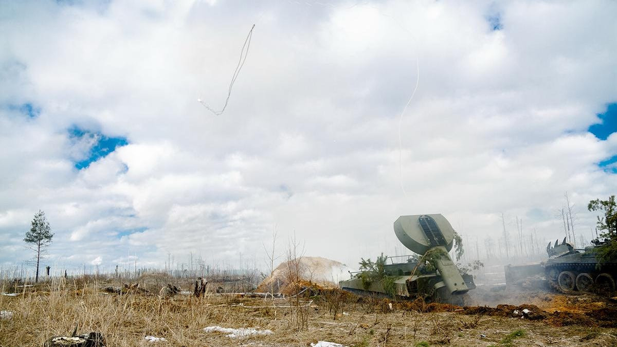 Rất có thể, Quân đội Ukraine đang có âm mưu gì đó ở phía nam hoặc cố gắng chuyển hướng sự chú ý khỏi hướng tấn công chính. Đáng chú ý là đoàn xe công binh được hộ tống bởi xe Hummers. Theo các nhân chứng, có những binh sĩ nước ngoài trên xe bọc thép”; hết lời dẫn.