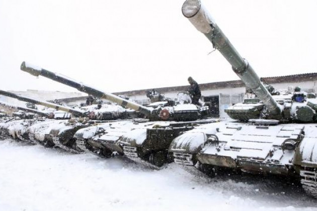 Cũng trong ngày hôm qua, Quân đội Nga đã triển khai hàng chục xe tăng T-72, xe bọc thép hạng nhẹ, xe tải chở quân, máy kéo và pháo tự hành, cũng như rất nhiều quân; đóng quân chỉ cách biên giới với Ukraine chỉ 13 km.