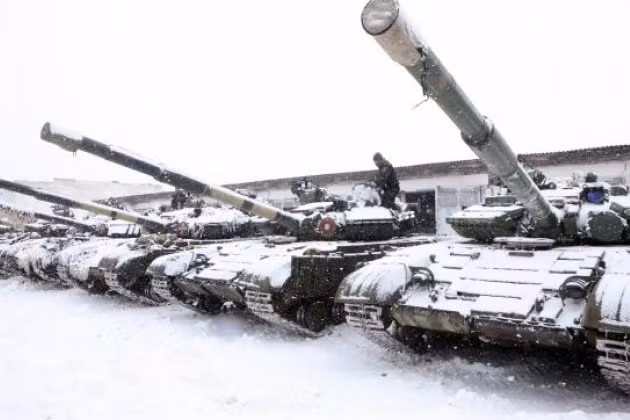 Cũng trong ngày hôm qua, Quân đội Nga đã triển khai hàng chục xe tăng T-72, xe bọc thép hạng nhẹ, xe tải chở quân, máy kéo và pháo tự hành, cũng như rất nhiều quân; đóng quân chỉ cách biên giới với Ukraine chỉ 13 km.