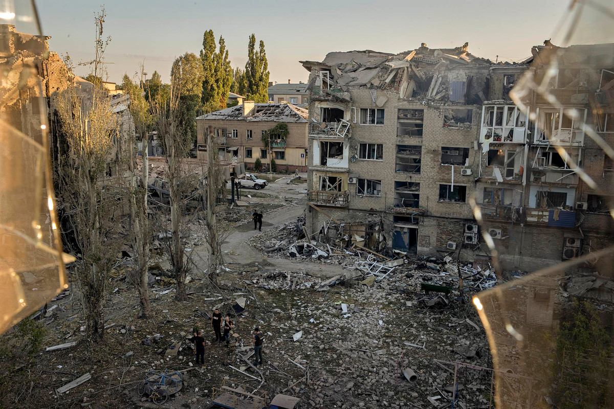 Mặc dù thị trấn New York đã được Quân đội Ukraine xây dựng các công sự kiên cố từ 10 năm qua, nhưng nhược điểm về mặt địa lý khiến việc phòng thủ trở nên vô cùng khó khăn do địa hình nằm ở vùng thấp. Dưới sự tấn công ác liệt của Quân đội Nga, Quân đội Ukraine đã phải đối mặt với một thử thách khắc nghiệt.